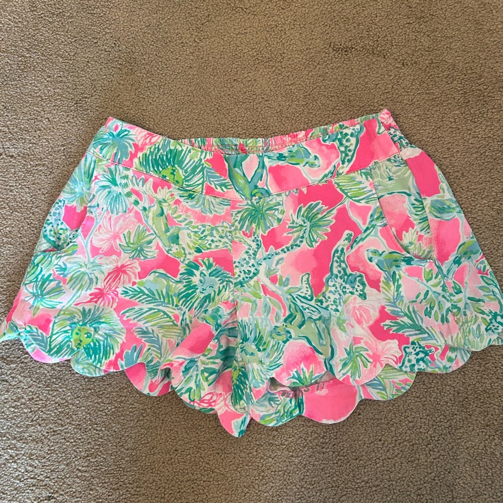 Cute Lilly Pulitzer pull on shorts. Size XS, great condition.